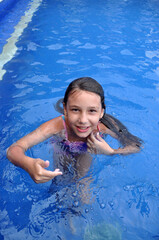 menina feliz a nadar na piscina 
