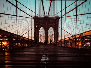 Fototapeta na wymiar silhouette of a tourist on the Brooklyn Bridge in New York city
