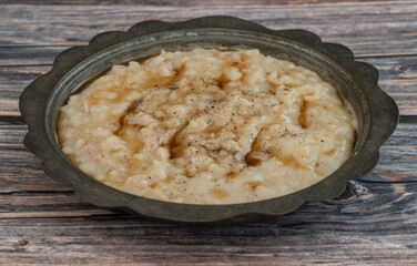 It is a traditional dish made of split wheat and meat, which is usually made at weddings in Anatolia. It was included in the Intangible Cultural Heritage List of Turkey by UNESCO in 2011.