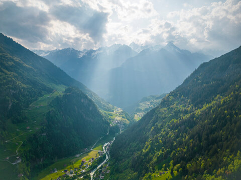 Sommer in den Alpen mit grünen Wiesen, Wasserfällen und Gletschern