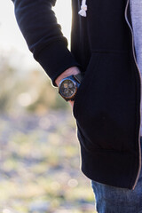 Hombre joven llevando un reloj en ropa informal