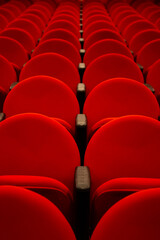 Fototapeta premium Algumas fileiras de poltronas na cor vermelha em um teatro vazio.