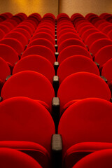 Fototapeta premium Algumas fileiras de poltronas na cor vermelha em um teatro vazio.