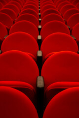 Fototapeta premium Algumas fileiras de poltronas na cor vermelha em um teatro vazio.