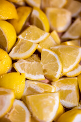 nombreux quartiers de citron découpés