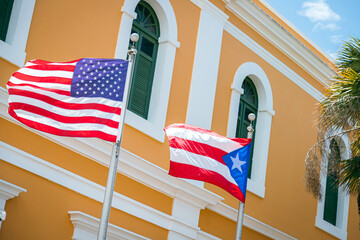 Flaggen der USA und Puerto Rico in Old San Juan, Puerto Rico