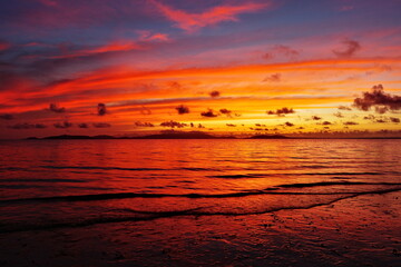 Fototapeta na wymiar 沖縄県小浜島　トゥマールビーチの美しい朝焼け
