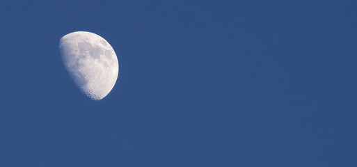 Księżyc na niebieskim niebie, ujęcie naturalne. - obrazy, fototapety, plakaty