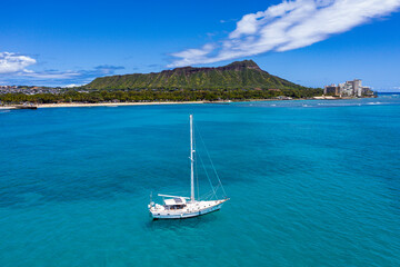 Fototapeta na wymiar Sailboat Serenity: A Stunning Aerial View of Hawaii's Coastal Beauty