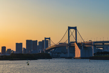 Obraz premium Rainbow Bridge in Tokyo, Japan, at sunset