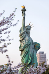 Fototapeta premium Statue of Liberty at the Odaiba Seaside Park in Tokyo, Japan