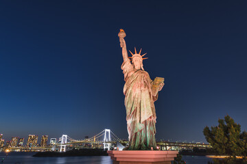 Statue of Liberty at the Odaiba Seaside Park in Tokyo, Japan, at night - obrazy, fototapety, plakaty