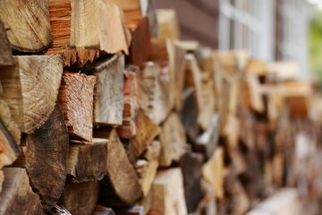 ログハウスの前に置いてある積み上げられた薪