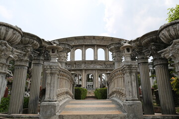 Fototapeta na wymiar Eingang zum Kolosseum in Tarlac, Region Pampanga, Philippinen