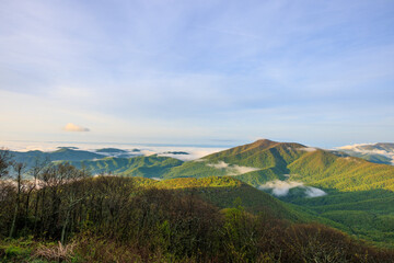 Obraz premium View of spring Blue Ridge Mountains and valley with low-lying clouds