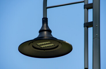 Lampa uliczna na tle nieba. Nowoczesne oświetlenie dworca kolejowego światłem LED. Zbliżenie. - obrazy, fototapety, plakaty