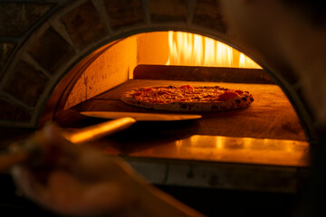 ピザ窯で美味しいピザを焼くシーン