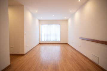 sala de departamento com mampara y acabados en parquet