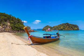 Fototapeta na wymiar Thai traditional longtail boat