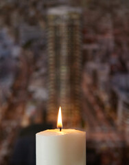 窓側の静かに燃焼してるろうそくと町並みの風景