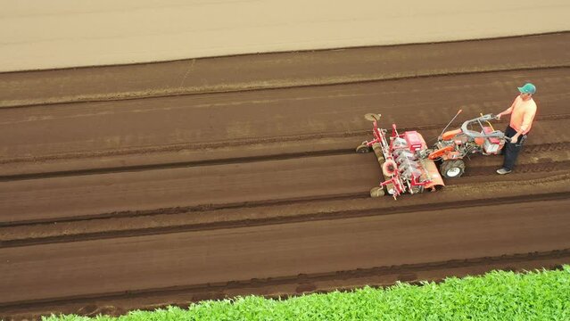 農業と自然の風景を表現しています。農業は、私たちの生活に欠かせないものです。農業によって、私たちは食料を得ることができます。また、農業は、私たちの生活環境を支えています。農業は、自然と共存しながら、私たちの生活を豊かにしてくれます。