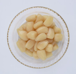 らっきょう漬け、食器に入れたらっきょう漬け