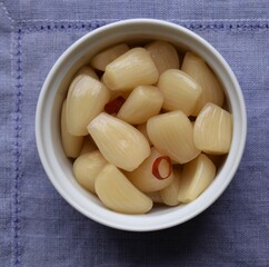 らっきょう漬け、食器に入れたらっきょう漬け