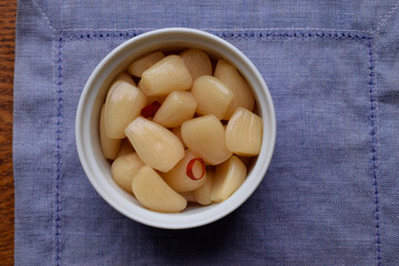 らっきょう漬け、食器に入れたらっきょう漬け