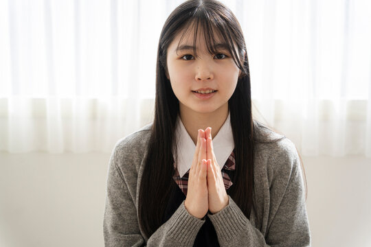 手を合わせる日本人女子学生