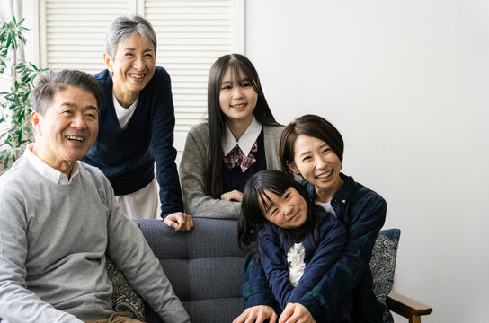 日本人三世代家族のポートレート