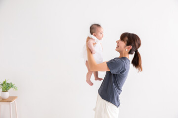 赤ちゃんを抱っこするママ　mom holding baby	