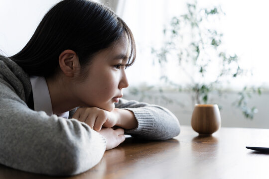 くつろぐ日本人女子学生