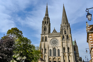 Fototapeta na wymiar Chartres, Kathedrale, Notre-Dame, Altstadt, Altstadthäuser, Kirchenfenster, Fluss, Eure, Sommer, Frankreich