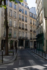 Fototapeta na wymiar Rue typique dans le 5eme arrondissement de la ville de Paris