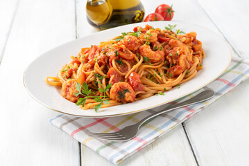 Vassoio di deliziosi spaghetti conditi con sugo di gamberi, cibo italiano 