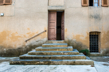 ciel escalier en pierre et porte d entrée en bois 