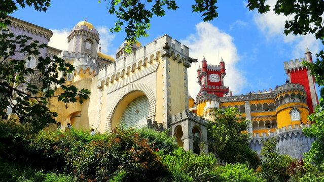 Eingangstor zum Nationalpalast von Pena in Sintra bei Lissabon umrahmt von grüner Natur