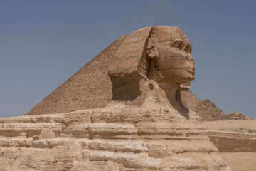 Vista de la Esfinge con las Pirámides en el fondo, Guiza, Egipto