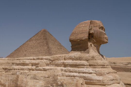 Vista de la Esfinge con las Pir&aacute;mides en el fondo, Guiza, Egipto