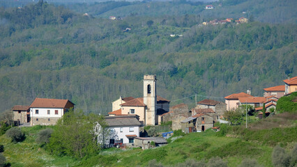 Parco Nazionale dell'Appennino Tosco-Emiliano in Italien mit Kirchturm