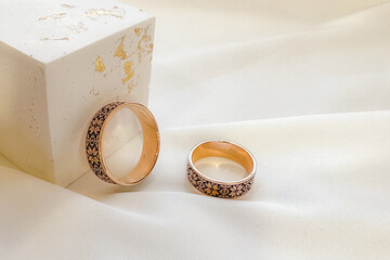 Stylish wedding rings with ornament in 14k rose gold.