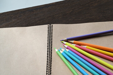 色鉛筆とノート