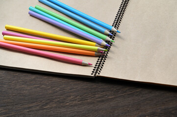 色鉛筆とノート