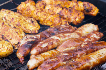 Bratwurst und anderes Grillfleisch auf dem Grill