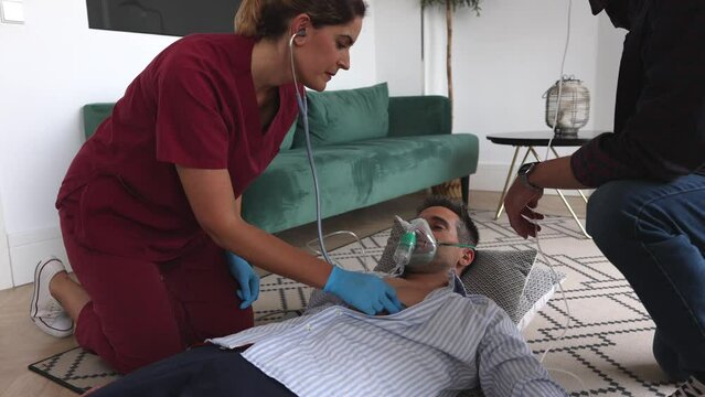 Proyecto sin títulounconscious person first aid at home being attended by female doctor