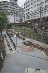 雨の日の有馬温泉の風景。橋の上から有馬川を上流方向に撮った写真でホテルなどの宿泊施設も見ることができます。【縦構図】
