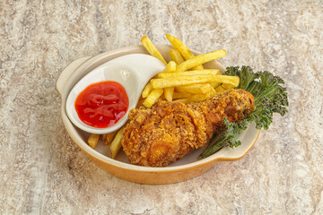 Crispy chicken leg with fry potato