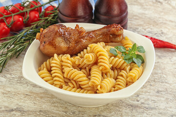 Roasted chicken leg with macaroni
