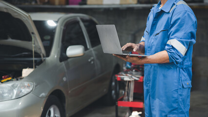 Professional mechanics are helping to check the customer's repair information that is brought to repair, all kinds of car experts, expert car repairs and standardized car repair centers.