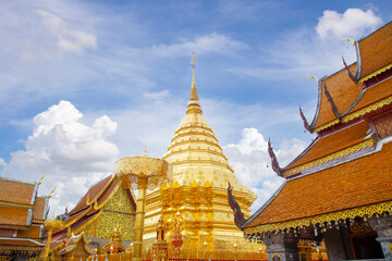Naklejka premium Golden pagoda Wat Phra That Doi Suthep in Chiang Mai, Thailand.